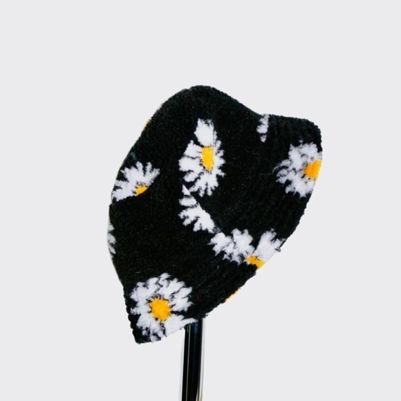 FOREVER 21 Daisy Faux Fur Hat - Picture 3 of 9